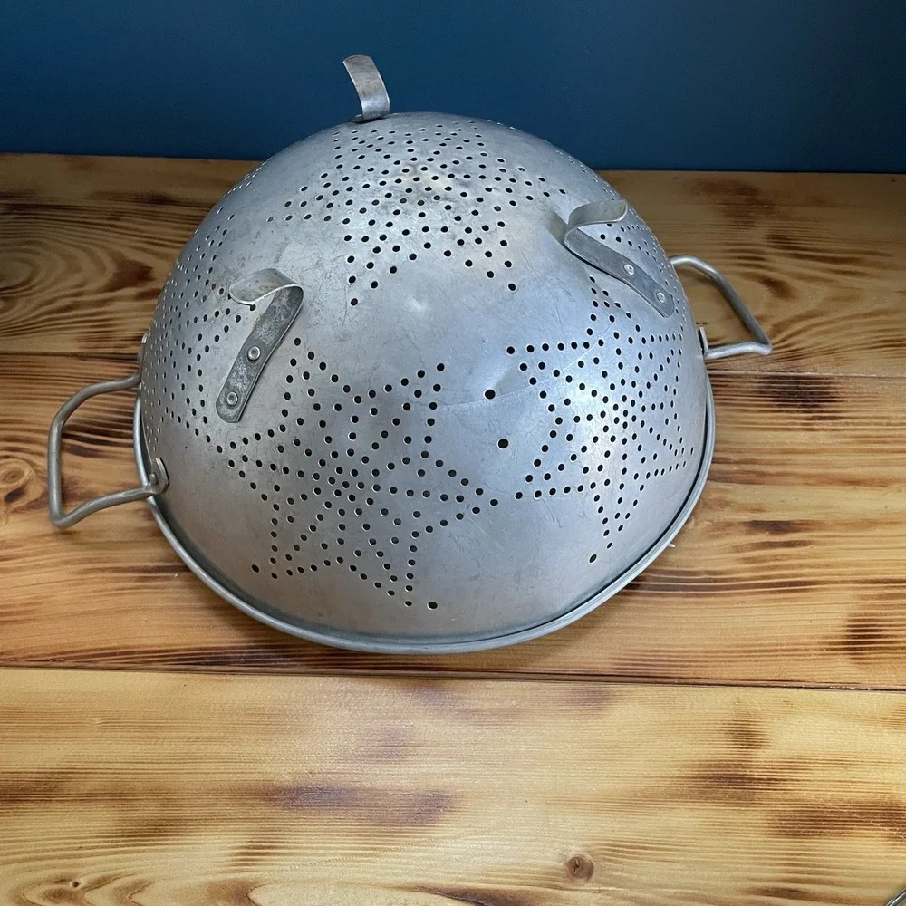 Vintage Mirro Aluminum Round 3 Leg Strainer w/ Star Pattern 11